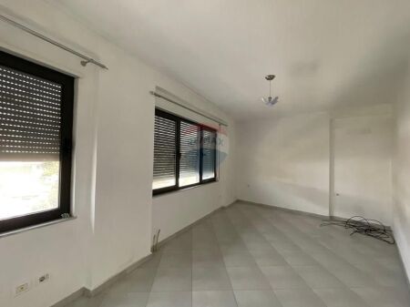 Shitet Apartament 2+1+2 tek Rruga e Elbasanit