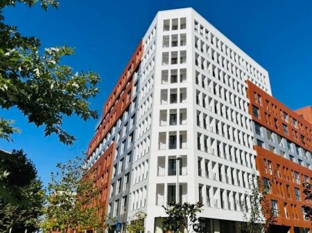 Astir! Spazio Commerciale + Magazzino in affitto! Angolo, sulla strada principale!