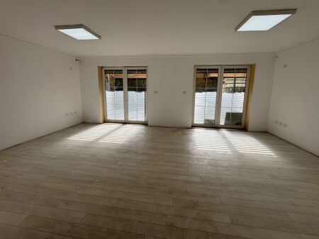 🏢 JEPET ME QIRA | Ambient Biznesi – 21 Dhjetori (Rr. Sander Prosi, pranë Mozaikut