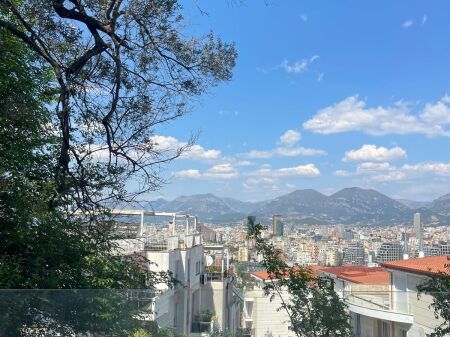 Shitet apartament duplex me sipërfaqe totale 138.5 m² dhe verandë 56 m².