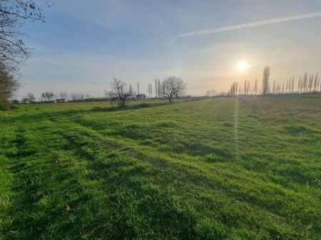 Ishull Lezhë shitet tokë