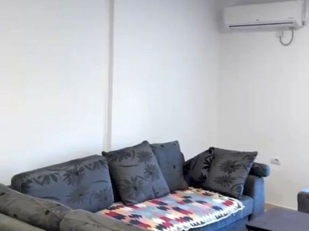 🏢Rruga Siri Kodra,prane Supermarket Xhangollit,jepet me qera apartament 2+1+2,i mobiluar 65,000Leke