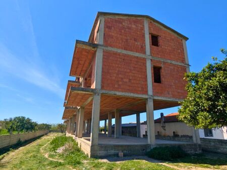 SHITEN 2 OBJEKTE 3-KATËSHE + TOKË NË SPILLE – INVESTIM ME POTENCIAL TË JASHTËZAKONSHËM