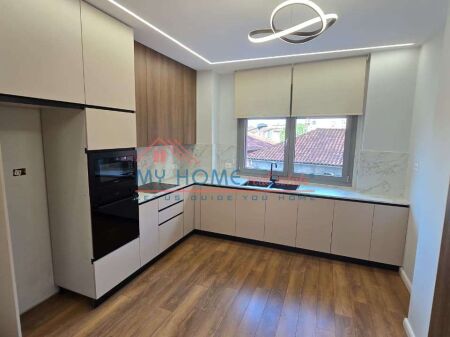 Apartament 2+1+2 Poste parkimi ne shitje tek Tower Bridge ne Tirane