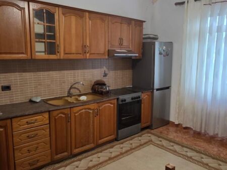 Jepet me qera Shtepi private me oborr tek Blvd i ri