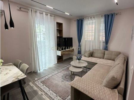 Apartament 1+1 prane Liceut Artistik, Rruga e Elbasanit.