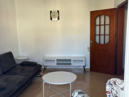 Apartament 1+1 me qira prane Xhamise Xhura!