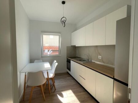 Jepet me qera apartament 1+1+1 Kuzhine e vecante +2 Tualete+ Ballkon- pjese e nje vile perballe Delijorgjit