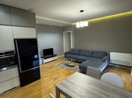 🏡 Appartamento 2+1 in affitto 📍 Complesso Delijorgji  🏢 7° piano (con ascensore) 🛋️ Completamente arredato  🚗 Opzione parcheggio  💶 Prezzo: • 120.000 lek/mese con parcheggio • 110.000 lek/mese senza parcheggio  