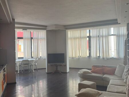 Shitet apartment te Kodra e Diellit ( buze rruges Frang Bardhi)
