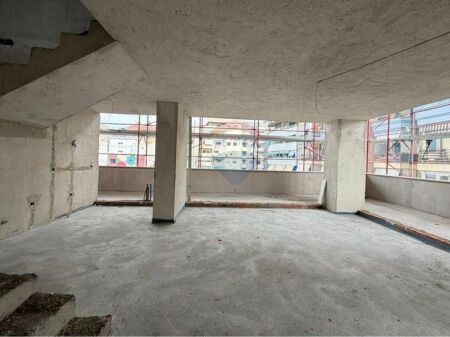 Shitet duplex te White Tower ID: 530181096-159