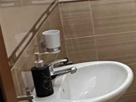 GARSIONERE 18000 LEKE. DHE APARTAMENT 1+1. 21000 LEKE.PALLATI GRAND.ISH TREGU ELEKTRIK