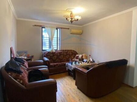 Shitet, Apartament 2+1 , Rruga e Barrikadave, Tirane .