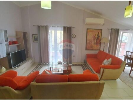 Jepet me qira apartament - Komuna e Parisit