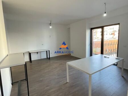 JEPET ZYRE ME QERA 105M2 "RRUGA E KAVAJES" 120.000 LEKE