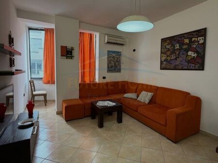 Shitet, Apartament 2+1+2, Tregu Elektrik, Tiranë. 135,000 €