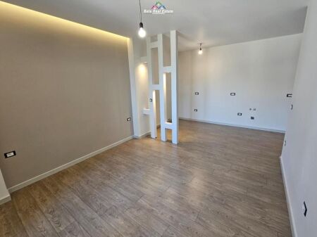 Garsioniere Ne Shitje Tek Zogu I Zi (ID BSHG36) Tirane