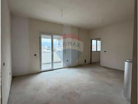 Apartament 2+1 me Parkim, Shkolla e Kuqe!