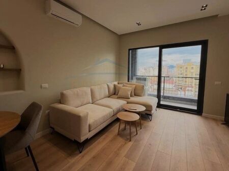 Shitet, Apartament 1+1, Rruga e Barrikadave, Tiranë. 215,000 €