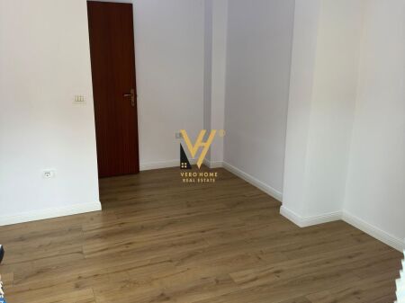 LOCALE COMMERCIALE 18 M2 A KOMUNA E PARISIT 25.000 LEKE IN AFFITTO