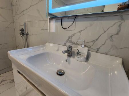 Jepet me qera apartament 2+1 tek zona e 21 Dhjetorit.