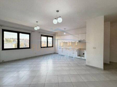 Shitet, Apartament 2+1+2, Ish Tregu Elektrik, Tiranë.