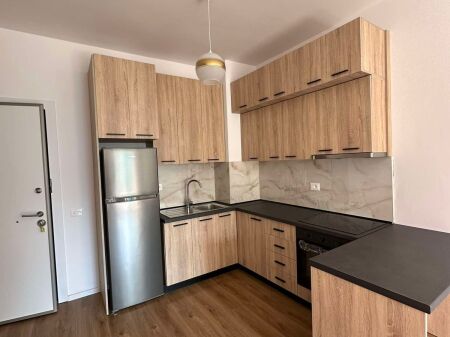 Jepet me qira afatgjate apartament 1+1, i sapo perfunduar, 50 m², ne zonen e Mangalem 21, Ali Demi.  ☀️ Orientim jug-perendim 🏢 Kati i 5 me 2 ashensore 🛋️ Pjeserisht i mobiluar 🍽️ Apartamenti disponon kondrabufe, sobe, lavatrice dhe frigorifer.  💰 Cmimi: 35,000 leke / muaj  Per me shume informacion ose vizite, kontaktoni ne privat