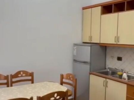 Jepet me qera Apartamenti 1+1 Bulevardi Bajram Curri ,pallatet Agimi ( kafe Roma) Bllok 600 euro