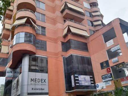 Jepet me qera  zyre prane Drejtorise policies Tirane 10 metra 22000 lek