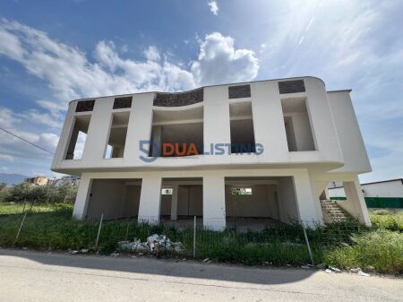 🏢 Jepet me qera godinë 2-katëshe në Kamëz.