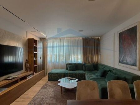 Shitet Apartament 3+1+2 + 2 Poste Parkimi, Rruga e Elbasanit