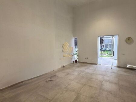 Qira, Ambient Biznesi, Rruga e Barrikadave, 45.000 Lek/muaj I diskutueshem