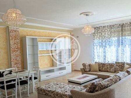 Per qera  Apartament 3+1+2 me Verandë pranë Stadiumit, Durres – I Rinovuar dhe i Mobiluar Rishtazi.