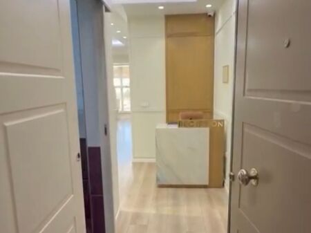 Shitet apartament 1+1 te Kompleksi Usluga te stacioni i Trenit