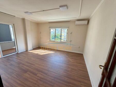 Qira, Ambient biznesi për zyra, Sheshi Willson,Tirane.