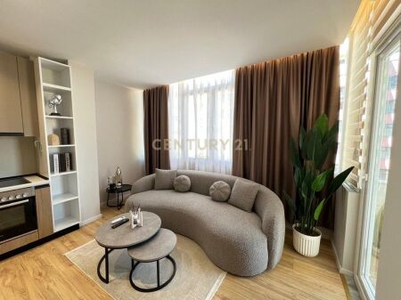 Japim me qira super apartament prane Square21 !!