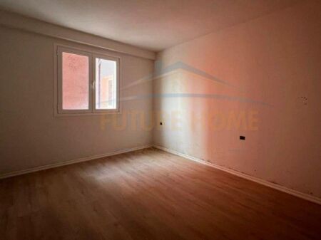 Shitet Apartament 1+1, Yzberisht