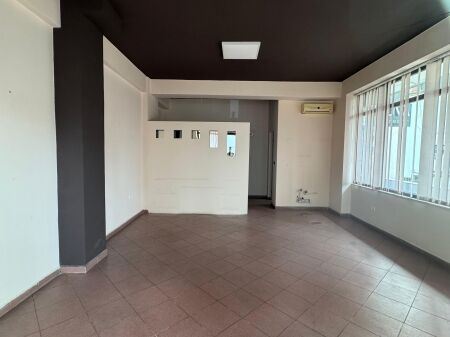 Jepet me qera Ambjent biznesi  Adresa : Rruga elbasanit afer lagunes  Kati 1  Siperfaqe 50 m2  Cmimi 500 mij lek