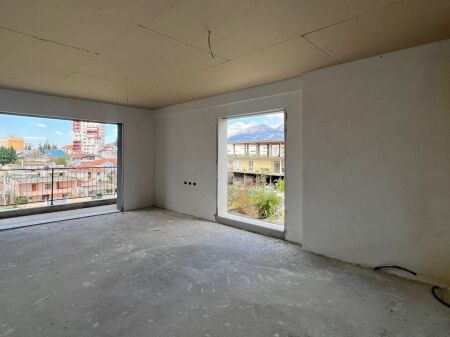 🏡 Shitet Apartament 2+1+2 – Pranë Rrethit të Klanit (Porcelan) 📍