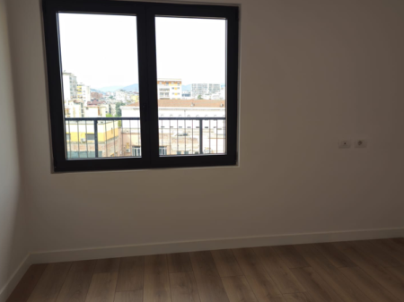 Shitet, Apartament 2+1+2, Rruga e Barrikadave, Tiranë. Empire67934