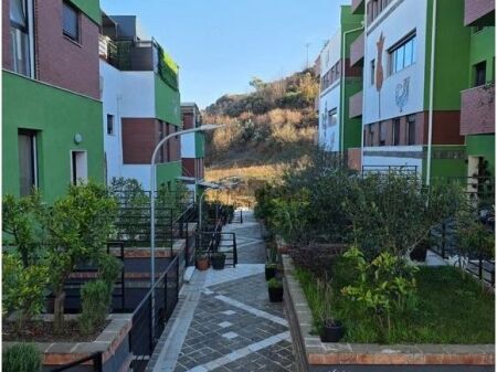 Shitet, Dublex, Kodra e Diellit Tiranë.