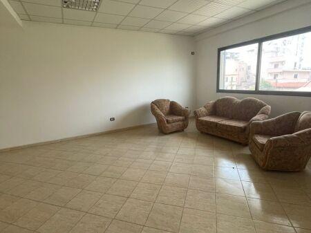 Jepet me qira dhe shitet apartament 3+1 + 2 banjo.