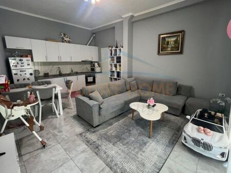 Shitet, Apartament 2+1, Fresku, Tiranë.