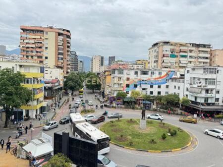 ZYRA PER QIRA TEK SHESHI WILLSON