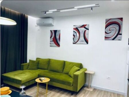 apartament me qira tek Komuna e Parisit.