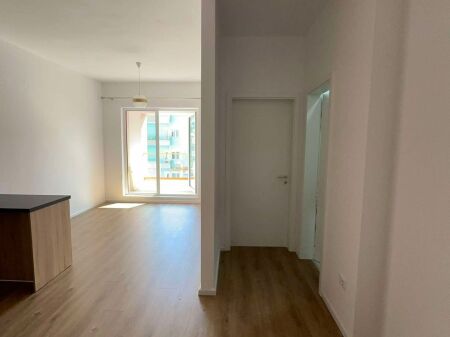 🏡Affittasi a lungo termine appartamento 1+1, appena finito, 50 m², nella zona di 📍 Mangalem 21, Ali Demi.💰 Prezzo: 35.000 lek / mese