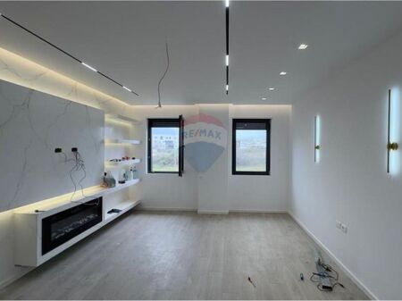 Zyrë me qira në zonën e Liqenit të Thatë.