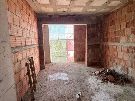 🏡 Shitet Apartament 2+1 – Pranë Shkollës së Kuqe & Gjimnazit Partizani