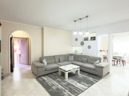 Apartament 2+1 + Parkim per shitje tek Liqeni i Thate