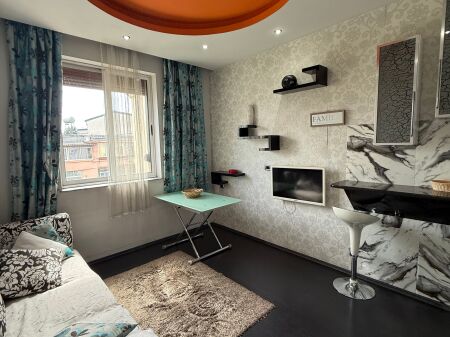 Di fronte al Colosseo in Via Durres, in vendita appartamento 2+1 investito e arredato!